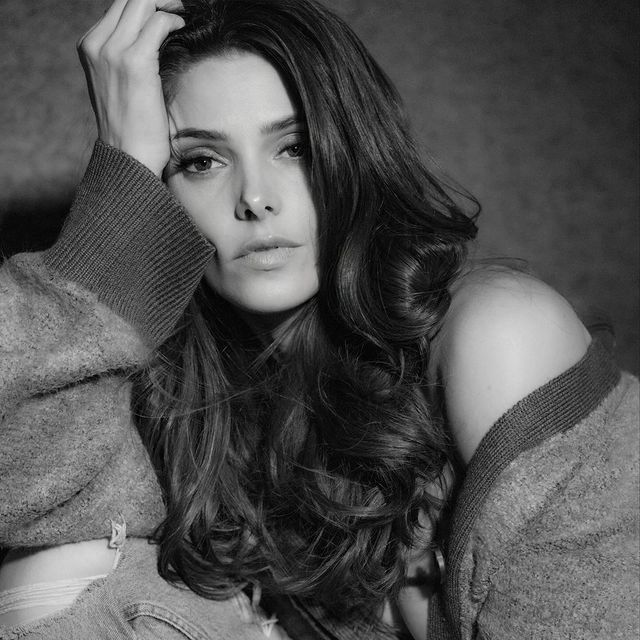 08 december: Last night I celebrated the holidays with the impossibly cool @aninebing and @samanthamstone ... I took exactly zero pictures because I was engaged in wonderful conversations all evening. So when I got home @paulkhoury and I had a photoshoot. 💫

Hair: @josephchase
Makeup: @christinaleeadams
