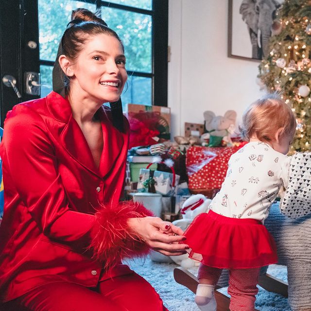 30 december: Christmas was a success. And yes - the last photo is of us in a Santa clause for dogs photo.... she loved it.
