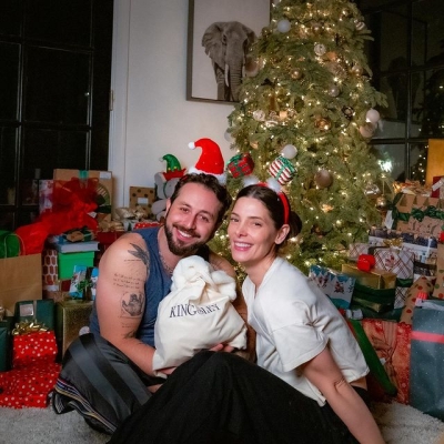 30 december: Christmas was a success. And yes - the last photo is of us in a Santa clause for dogs photo.... she loved it.
