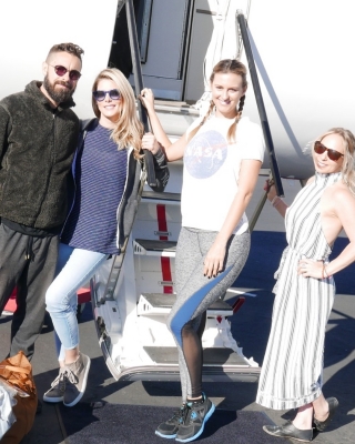 25 oktober 2017: Thank you @jetsuitex for getting @audrhi @ashleygreene @ericamadio @directrelief and I from SoCal to NorCal and back by dinner to deliver funds and supplies to the Santa Rosa Community Health Center on behalf of the #CaliforniaFireFund. We had fun :) Almost #Halloween #jetsuitex #flybetter #DoGood

