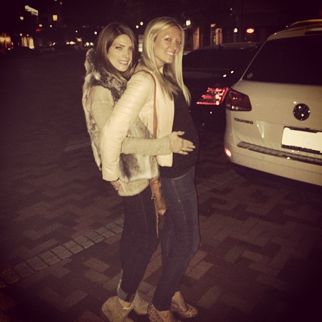 06 Februari 2015: This is how you take a belly pic. I think. 😂 @ashleygreene #babygotback
