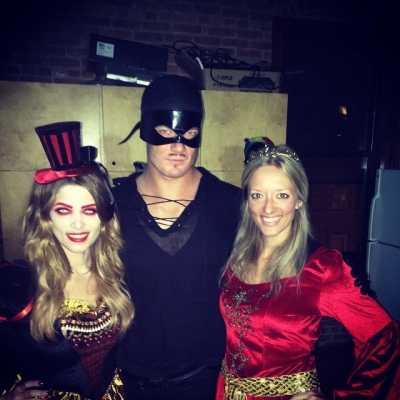 01 november 2014: Happy Halloween from Westley, Buttercup & Wonderland's Red Queen! @davestifter @ashleygreene #NYC 😱
