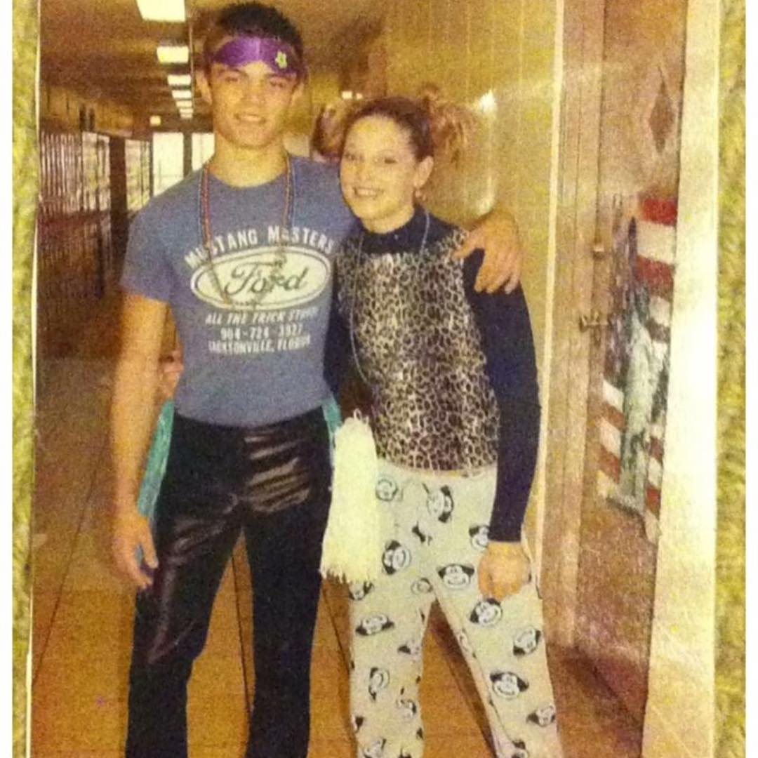 22 februari: Happy birthday to the best sister ever and all the fun and silly times over the years! Love you @ashleygreene !!
