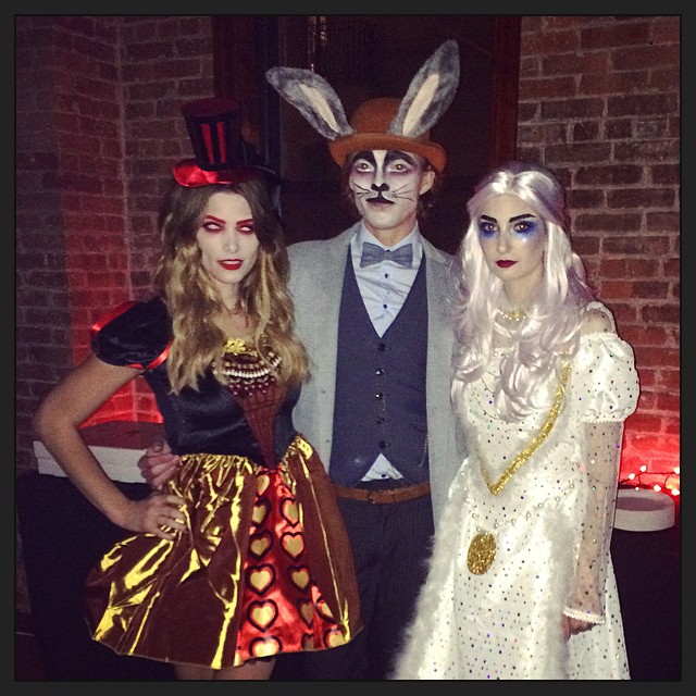 10 November 2015: Hanging out with these queens.. #red @ashleygreene ❤️ #white @lindsaygalin 👼
