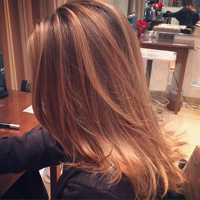 03 januari 2016: That's what I call dimensional #haircolor. @ashleygreene fun change for the new year. @cure_salon_spa

