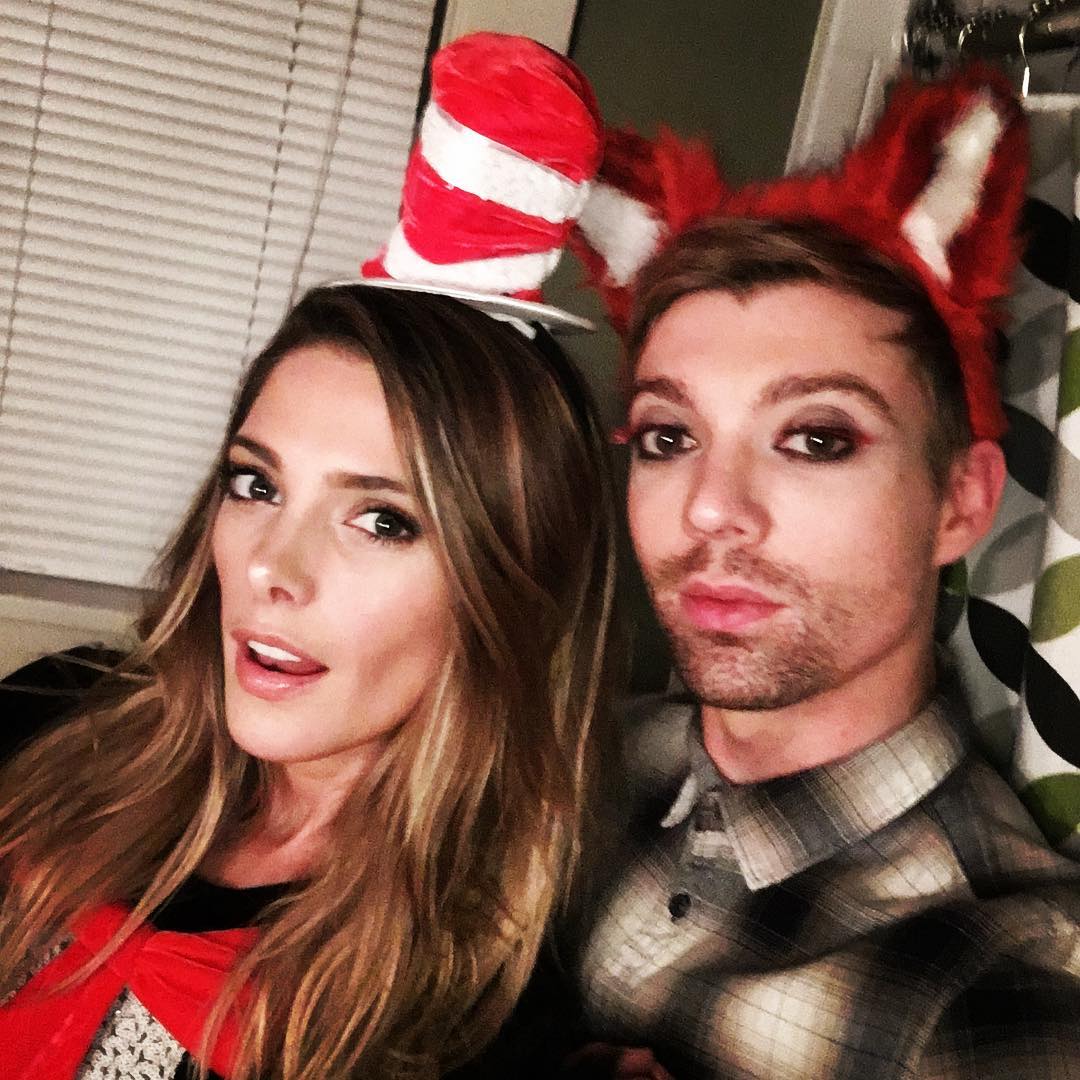 30 oktober 2016: What's happens when a Cat in the Hat and a Fox end up at the same party? Bathroom selfie! 🐱🐺 #halloween with bestie
