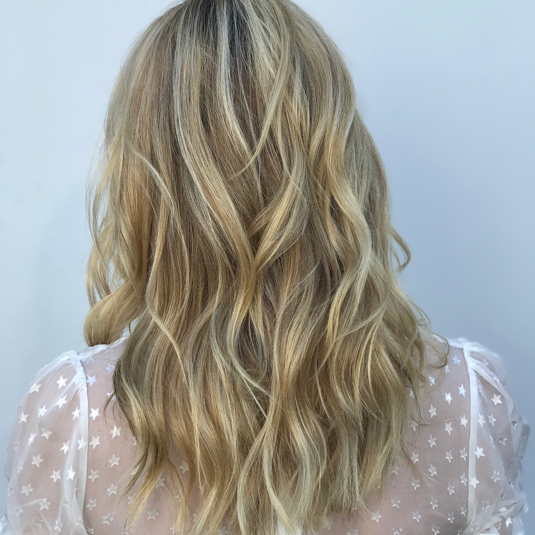 04 augustus 2017: When your best friend stops by for some #hair love and then I decide to have a impromptu photoshoot. Love the pics on this #iphone6plus btw #blonde
