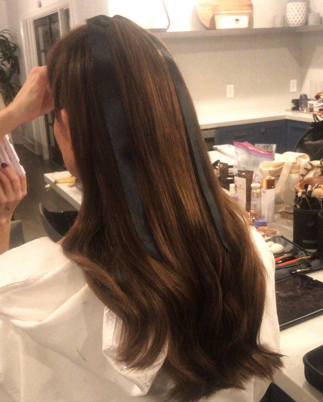 06 januari 2020: @ashleygreene for @amazonstudios @goldenglobes party. Makeup by @emmawillismakeup styles by @livkhoury and hair by me using @oribe @oribepro slide for back details 👉🏼
