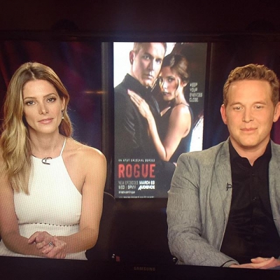 22 maart 2016: Not bad for 5am. Tooooo much fun this morning for @roguetv satellite media tour season 3. Check it out on @directv starring my gorgeous girl @ashleygreene with makeup by @themakeupexpert and hair by me @josephchase using @ghdhair and @oribe with @xclusiveartists and the Handsome @colehauser22 with grooming by the awesome @kcfee ☀️👯👯
