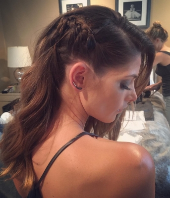 06 augustus: Getting my girl @ashleygreene ready for @roguetv #tca #tcas and decided to edge it up last min with deep part braid action. And that amazing glowy makeup by @emmawillismakeup
