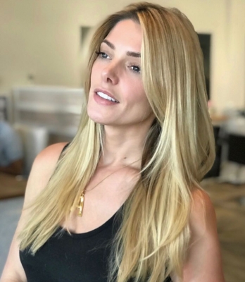 28 augustus 2018: Goldie locks. New hair for my babe @ashleygreene. Color and Style collaboration with me @josephchasehair and @sherri_bellesirenesalon
