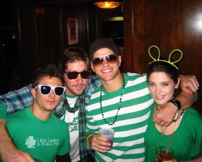 17 maart 2016; Throwing it back to the younger years hanging with the best of friends, @AshleyGreene, @TannerBeard and @rckrull for St. Patrick's Day! We haven't aged a day! Vampires for life 😈 #TBT #StPatricksDay
