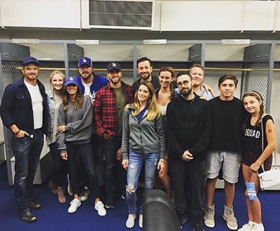 07 juli 2016; Oh how I love a good @Dodgers game with family and friends as well as a few dodger dogs! 😜😎 Repost @ashleygreene: Dodgers locker room crew is on point. #hommielife
