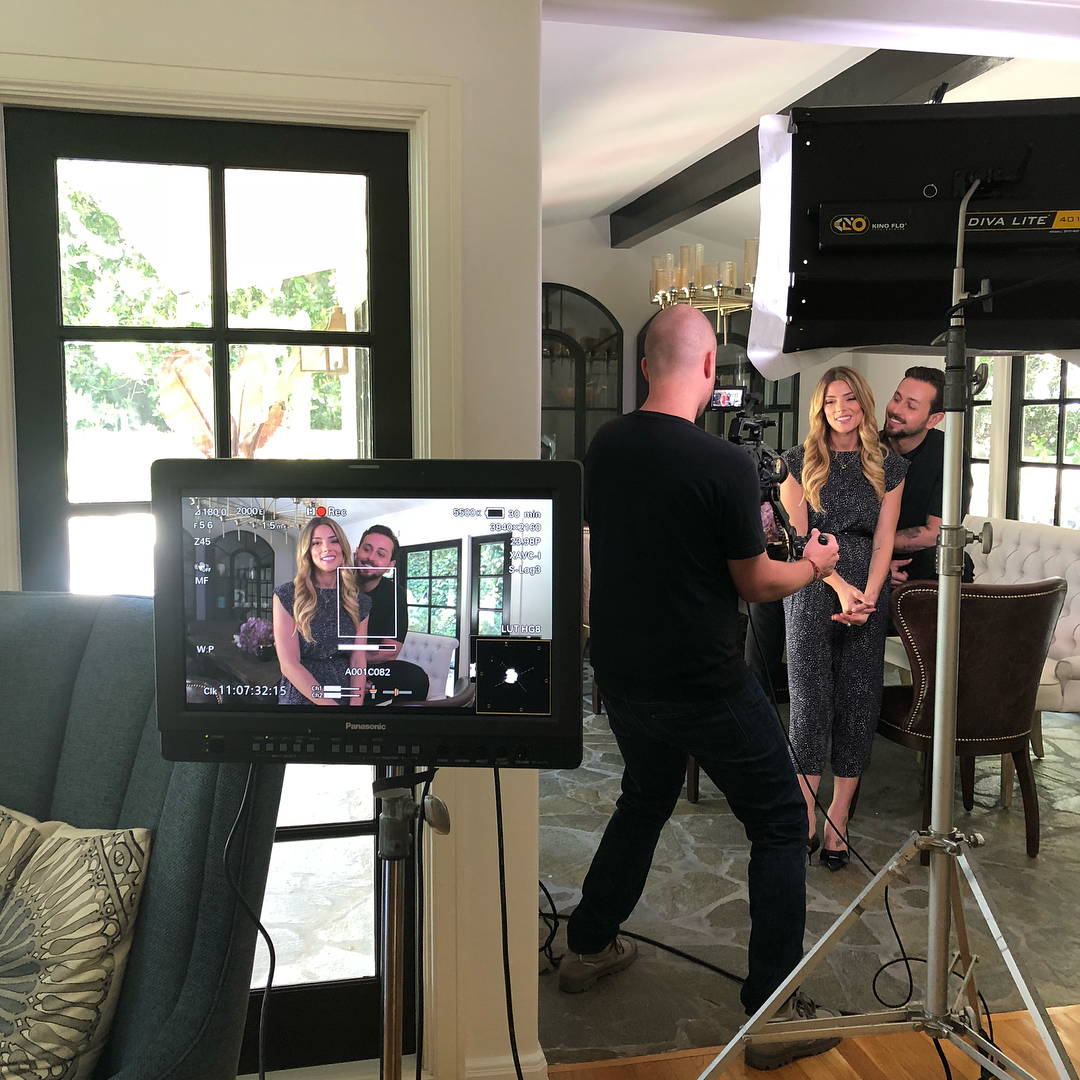 28 juni 2018: IT’S A WRAP! 🎬 I ❤️these two lovebirds @ashleygreene @paulkhoury Thank you for letting me and my @thedesignnetwork “Design Therapy” team takeover... I’ll be back for more shenanigans soon 💋🍸#TV #webseries @roku @appletv @youtube
designerkelliellis#Design #designer #interiordesign #interiors #furnituredesigner #furniture #decor #kelliellis #womaninbusiness #bizgirl #worklife #decorator #artist #lighting #manufacturer #licensee #productdesigner #production #tv #hgtv #thedesignnetwork 
