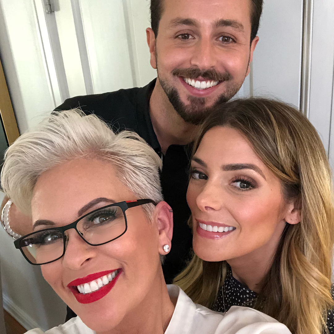 28 juni 2018: IT’S A WRAP! 🎬 I ❤️these two lovebirds @ashleygreene @paulkhoury Thank you for letting me and my @thedesignnetwork “Design Therapy” team takeover... I’ll be back for more shenanigans soon 💋🍸#TV #webseries @roku @appletv @youtube
designerkelliellis#Design #designer #interiordesign #interiors #furnituredesigner #furniture #decor #kelliellis #womaninbusiness #bizgirl #worklife #decorator #artist #lighting #manufacturer #licensee #productdesigner #production #tv #hgtv #thedesignnetwork 
