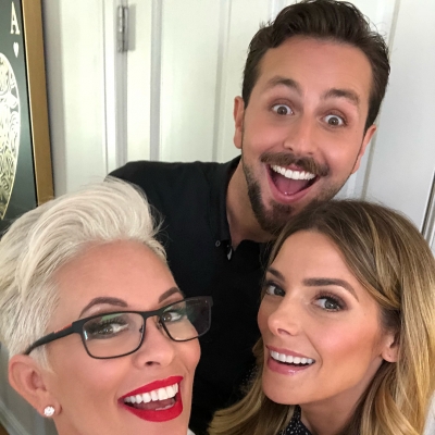 28 juni 2018: IT’S A WRAP! 🎬 I ❤️these two lovebirds @ashleygreene @paulkhoury Thank you for letting me and my @thedesignnetwork “Design Therapy” team takeover... I’ll be back for more shenanigans soon 💋🍸#TV #webseries @roku @appletv @youtube
designerkelliellis#Design #designer #interiordesign #interiors #furnituredesigner #furniture #decor #kelliellis #womaninbusiness #bizgirl #worklife #decorator #artist #lighting #manufacturer #licensee #productdesigner #production #tv #hgtv #thedesignnetwork 
