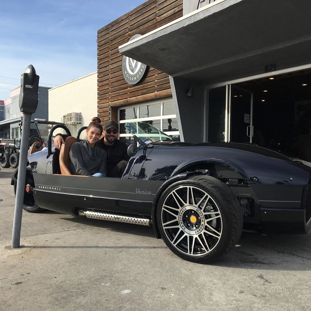 25 januari 2020: @ashleygreene and @paulkhoury are heading off in their new 2020 @vanderhall #venice in #poseidonblue. Safe travels Ashley and Paul! #theroadiscalling #lacyclesports #autocycle #vanderhallvenice
