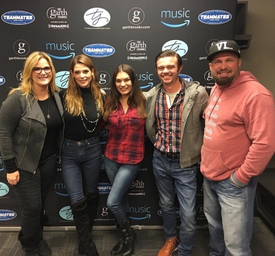 18 december 2017: Hands down one of the best nights I’ve EVER had! It was such a joy to meet @trishayearwood and @garthbrooks! The concert was mind blowing, and these two are definitely marriage goals! I couldn’t believe how humble and sweet Garth and Trisha were. Such an incredible experience all around! ♥️ #trishayearwood #garthbrooks #garthbrooksworldtour #nashville
