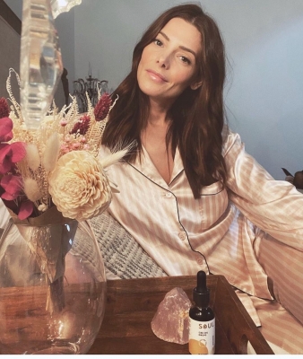 27 juni 2020: Having trouble quieting your mind before bed? Our CBD Oil Drops can help to relax you,so you can drift off to sleep in no time😴 cc. @ashleygreene
