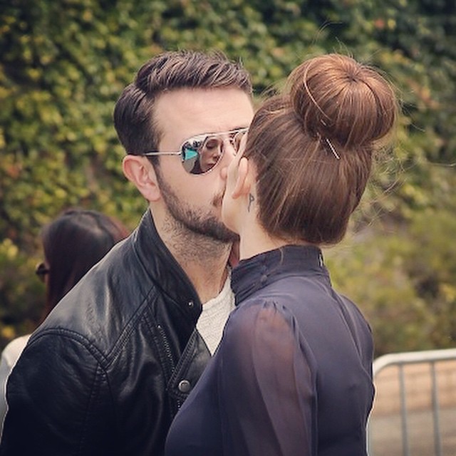 18 Mei 2015: Start the week off strong with the ones you love! Stay focused, stay determined and find the one that makes you wanna be better! @ashleygreene Side note: her bun game is on point!

