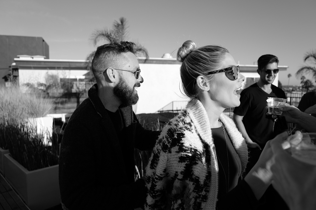 24 oktober 2017: LA roof top vibes with the crew. @ashleygreene @arielle @jesvarg @ryanrottman @mattcutshall @ericamadio #cuties #alwayslaughin #openupacanofwhoopingcough #khouryscamera
