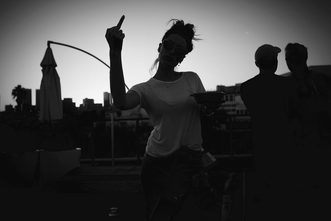 24 oktober 2017: LA roof top vibes with the crew. @ashleygreene @arielle @jesvarg @ryanrottman @mattcutshall @ericamadio #cuties #alwayslaughin #openupacanofwhoopingcough #khouryscamera
