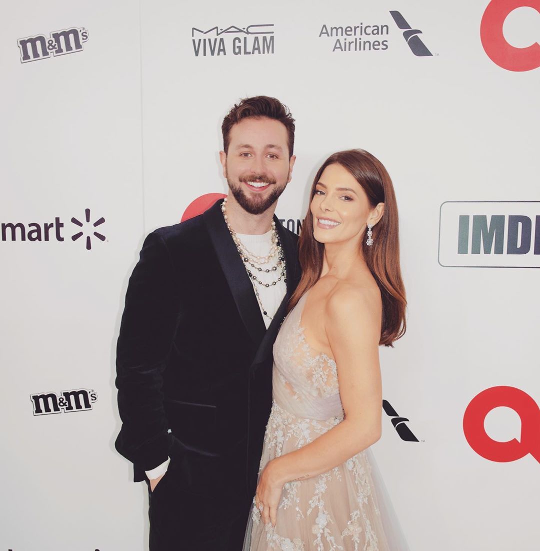 10 februari 2020: Thank you @brooksbrothers for dressing me head to toe in this beautiful velvet tux. Such a fun night with my @ashleygreene at the @eltonjohn Oscar party. Kinda loved that Parasite was the #billieeilish of the Oscars

