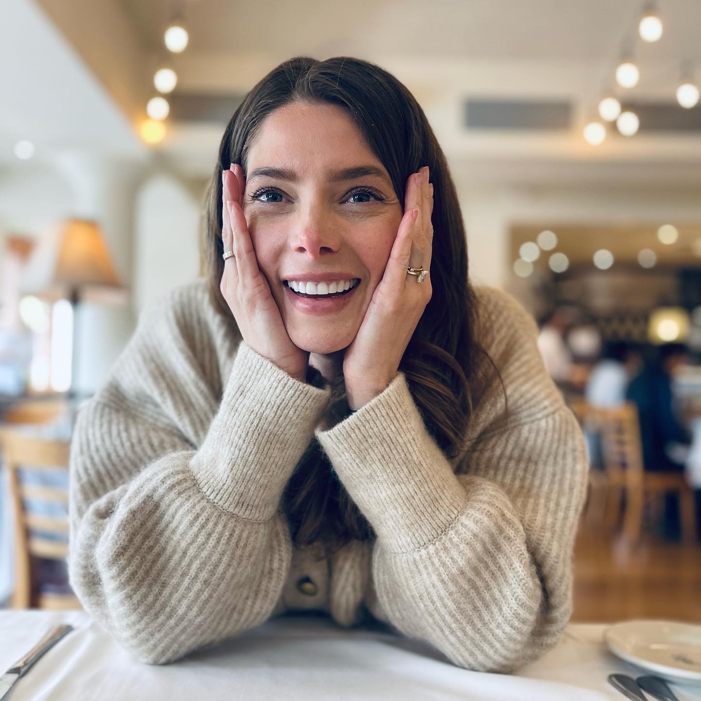 21 februari 2022: Today I’m recreating our first date (when we were still keeping it a secret from the world) we had the idea to go to Pasadena so we didn’t run into anybody. Little did I know this face would make me unimaginably happy for the rest of my life! I love you to the moon and back @ashleygreene happy birthday baby!!!
