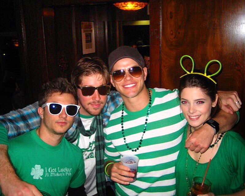 21 februari 2018: Youngins' having fun. You are ef wording amaze. Keep being a wonderfully strong 💪 and graceful lady. You rock. Happiest birthday @ashleygreene #birthdaygirl
21 februari 2018: Youngins' having fun. You are ef wording amaze. Keep being a wonderfully strong 💪 and graceful lady. You rock. Happiest birthday @ashleygreene #birthdaygirl