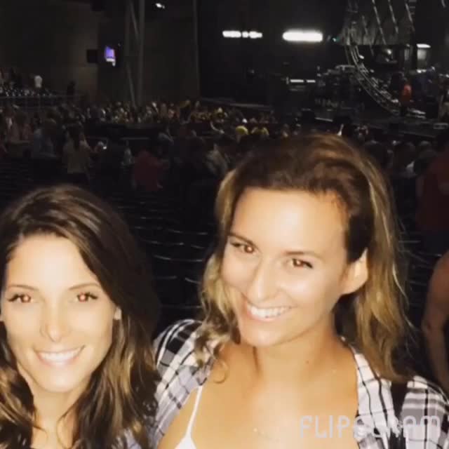 21 februari 2016; Happiest of Birthdays to one of my all-time favorite human beings. You are such a kind and generous person and a great, great friend. Thank you for everything and I wish you all the happiness and success in the world. @ashleygreene love you #family

