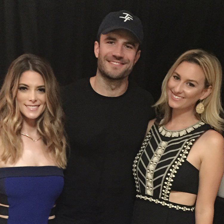 01 mei 2016; This finally happened to @ashleygreene and I! ❤️ @samhuntmusic ❤️ #iheart #samhunt #inmytop5
