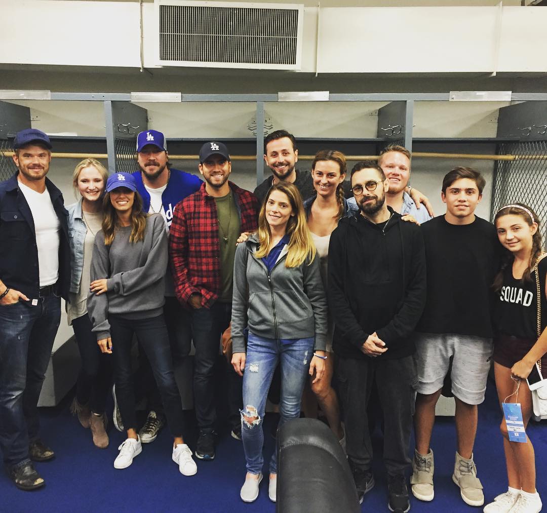 06 juli 2016; Whole team Lit in the originals Dodgers locker room. @ashleygreene @kellanlutz @tannerbeard @ryanrottman @ericamadio @paulkhoury @brianna._.9 @peter_angelos
