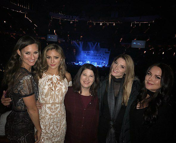 04 februari 2018: @audrhi
Sweet you rock, and sweet you roll
Lost for you, I'm so lost, for you
#campglamp #superbowl
