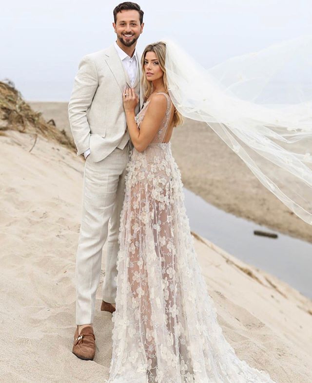 09 juli: The most stunning bride @ashleygreene!😍Wedding style mermaid hair by @sherri_bellesirenesalon and @josephchasehair.👯‍♀️ ✨#bellesirenesalon
bellesirenesalon. . . . . . . . .
. . . . . .

#behindthechair #modernsalon #americansalon #bestofbalayage #maneinterest #bombshellbalayage #sandiegohair #sandiegobalayage #sandiegoblonde #sandiegohaircut #celebrityhair #sunkissedsandiego #lajollahair #lajolla #sandiego #lajollavillage #lajollashores #windansea #lajollablonde #lajollabalayage #lajollahaircut 
