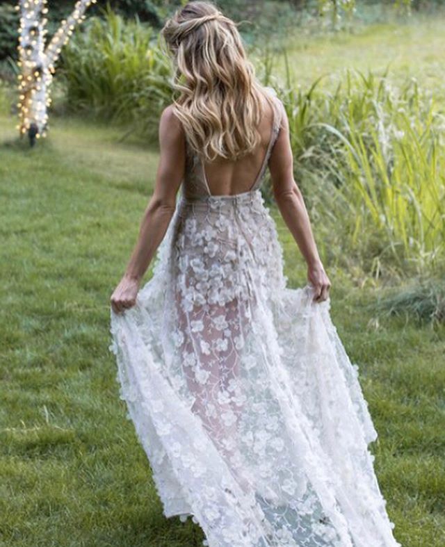 09 juli: The most stunning bride @ashleygreene!😍Wedding style mermaid hair by @sherri_bellesirenesalon and @josephchasehair.👯‍♀️ ✨#bellesirenesalon
bellesirenesalon. . . . . . . . .
. . . . . .

#behindthechair #modernsalon #americansalon #bestofbalayage #maneinterest #bombshellbalayage #sandiegohair #sandiegobalayage #sandiegoblonde #sandiegohaircut #celebrityhair #sunkissedsandiego #lajollahair #lajolla #sandiego #lajollavillage #lajollashores #windansea #lajollablonde #lajollabalayage #lajollahaircut 
