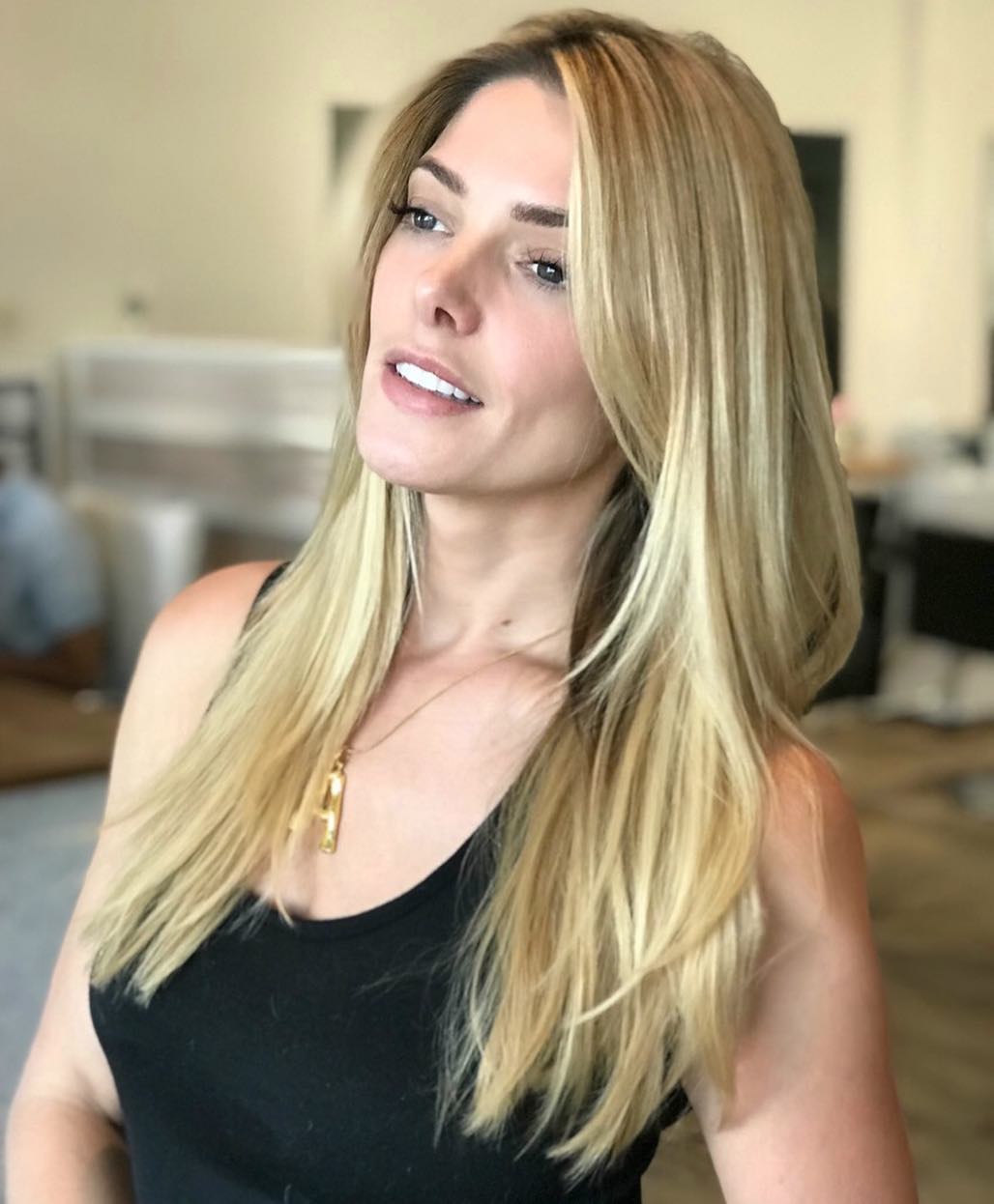 25 augustus: Blonde bombshell actress @ashleygreene
💥Color ➕ styling by @sherri_bellesirenesalon & @josephchase ✨#bellesirenesalon
