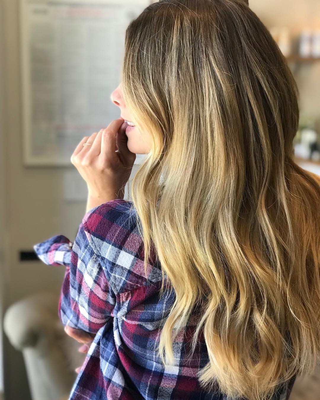 25 juni 2018: sherri_bellesirenesalonLook back at it @ashleygreene.✔️
L i g h t i n g • • • It’s amazing how much lighting can influence a photo!💡Whether you’re indoors, natural light, direct sunlight, in the shade, fluorescent office lighting, your bathroom lighting, or led lighting your hair color will appear different. Remember this when bringing hair inspo photos to your stylist so together you can find the perfect hue for any lighting.🌟• @sherri_bellesirenesalon • #bellesirenesalon
