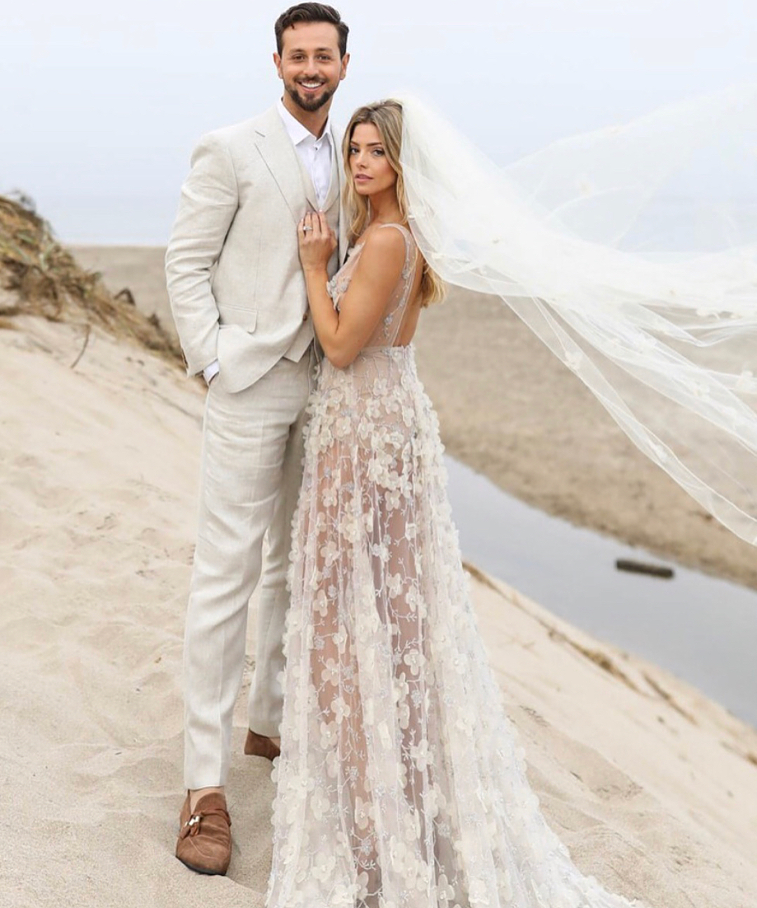 09 juli 2018: The most stunning bride @ashleygreene!😍Wedding style mermaid hair by myself and @josephchasehair.👯♀️❤️ #bellesirenesalon
 09 juli 2018: The most stunning bride @ashleygreene!😍Wedding style mermaid hair by myself and @josephchasehair.👯♀️❤️ #bellesirenesalon