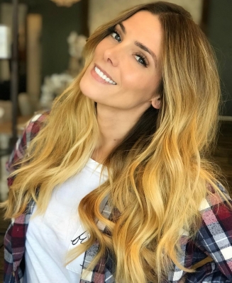 25 juni: G o l d i e 🍯 L o c k s for @ashleygreene by @sherri_bellesirenesalon. Though this beauty looks gorgeous in every hair style we are loving this look for summer!☀️ ✨#bellesirenesalon
