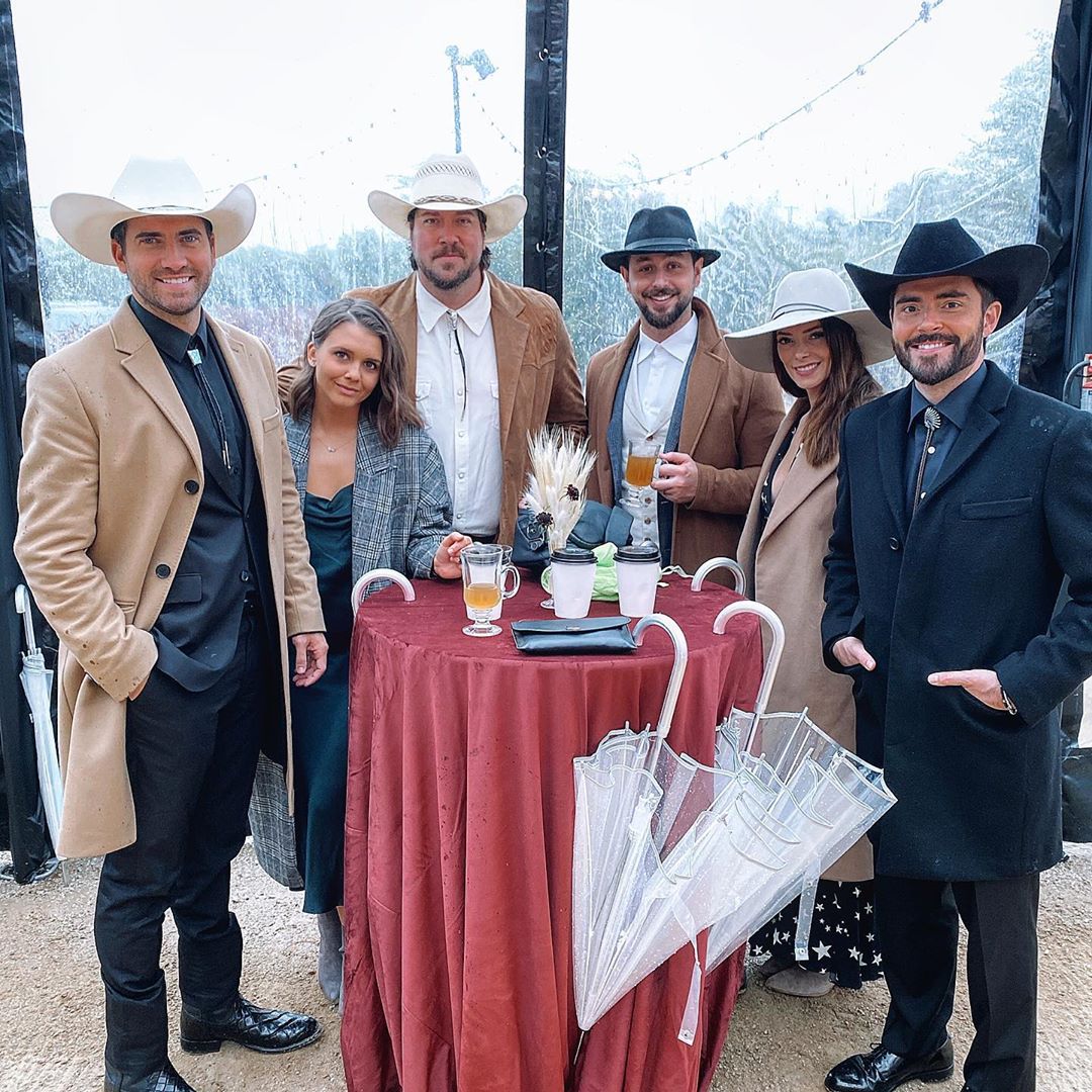 02 december 2019: New cast of “Yellowstone”? .

What a weekend. Great time with the best pals in the world, in one of the prettiest places in California. Happy to celebrate our great friend Tom’s wedding and from all of us huge congrats to ya @tomwelling & @jessicarosewelling 🤠
