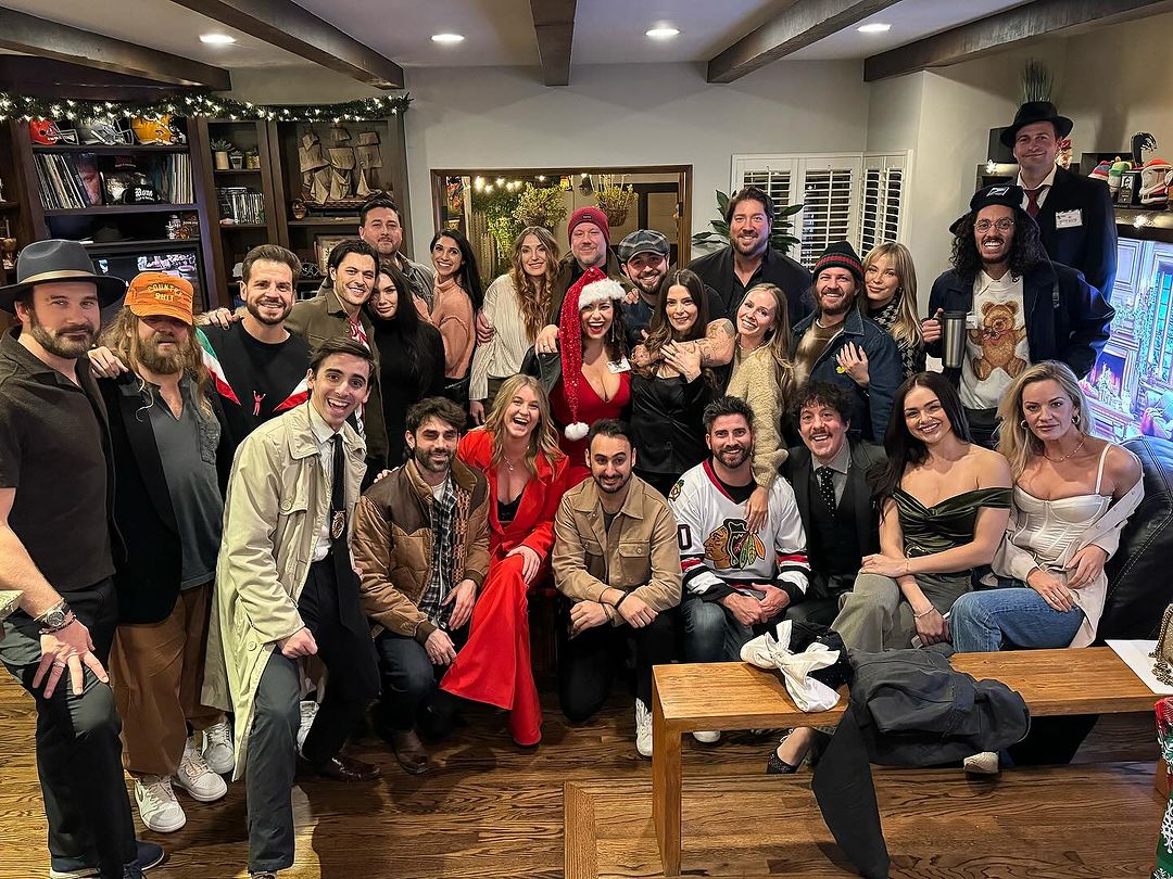 16 december: Who done it??? 🎅🏽🎄
What a blast with the @themurdermysterycompany and all these suspects …should have known it was going to be @ashleygreene 🔪 the real bloodbath was Dirty Santa 🥊| Merry Christmas to all and to all a good night 🎁
