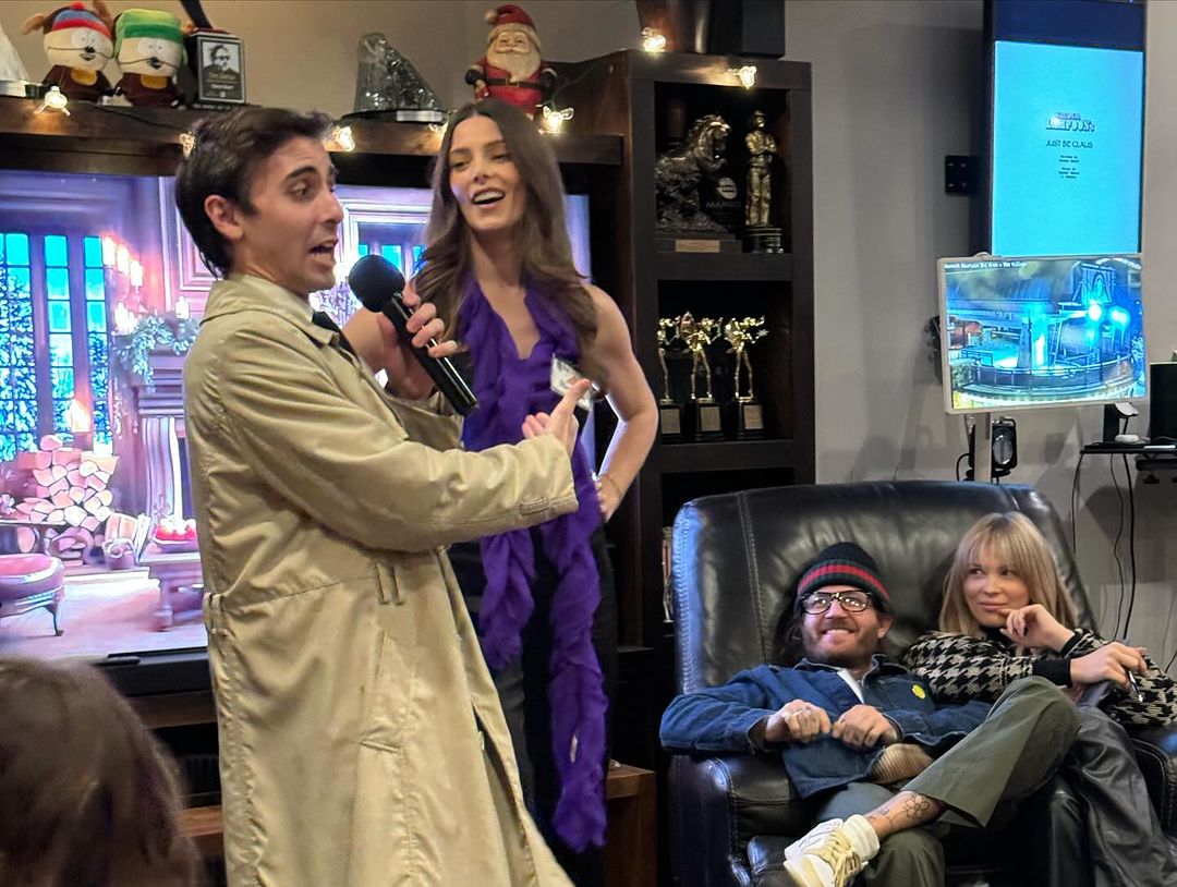 16 december: Who done it??? 🎅🏽🎄
What a blast with the @themurdermysterycompany and all these suspects …should have known it was going to be @ashleygreene 🔪 the real bloodbath was Dirty Santa 🥊| Merry Christmas to all and to all a good night 🎁
