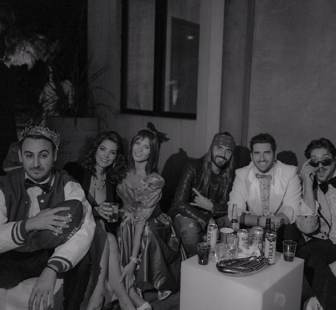 26 november 2019: It was just different times in the 1980s. It was radical, pretty tubular and of course bodacious! Epic party @liamhemsworth & @hemsworthluke | y’all know how to do it right 👨🏽‍🎤👩🏼‍🎤💃🕺🛹🥋🎸🎷📺📹☎️🕹🎉#80s #80sParty
