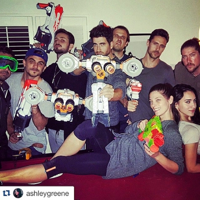 24 mei 2015; #Repost @ashleygreene with ・・・
#homieLove #fridaywithfamily

It was a war out there. #NerfNation #armalife
