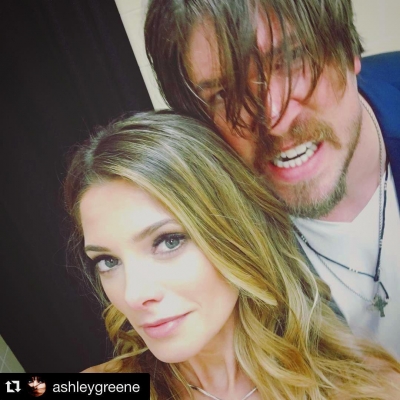04 mei 2016; This is how much I heart country

#Repost @ashleygreene
・・・
My @iheartcountry date @tannerbeard
