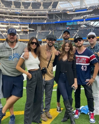 21 september 2021: Thanks for the bday gift @eizagonzalez @daveophilly | what an epic day watching the @dallascowboys and @chargers at the most amazing stadium in the @nfl - @trevorjackson5 @ashleygreene @paulkhoury @thehurricane is about as good as it gets! 🏈 @sofistadium = incredible- P.S. check out magician @nickivory 🪄
