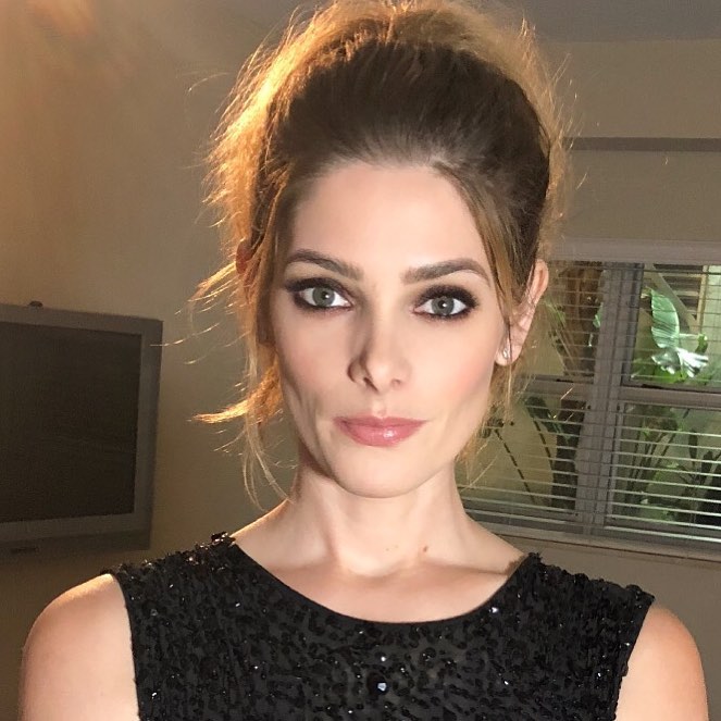 18 januar 2018: Makeup and Hair for this BEAUTY last night @ashleygreene. 🙏🏾❤️ Her eyes are seriously mesmerizing. Makeup: A little Plum Smokey eye using @tomford and Pink Lippie using @ctilburymakeup Messy Ponytail using @oribe #ashleygreene #makeupartist #taryllatkins
helgepier3Omgg love this dm @makeupfleekkk to get featured babe 💖💖❤️❤️💖💖❤️❤️
taryllatkins.
.
.
.
.
#mua #makeup #tomford #charlottetilbury #kevynaucoin #marcjacobs #hair #oribe #bts
