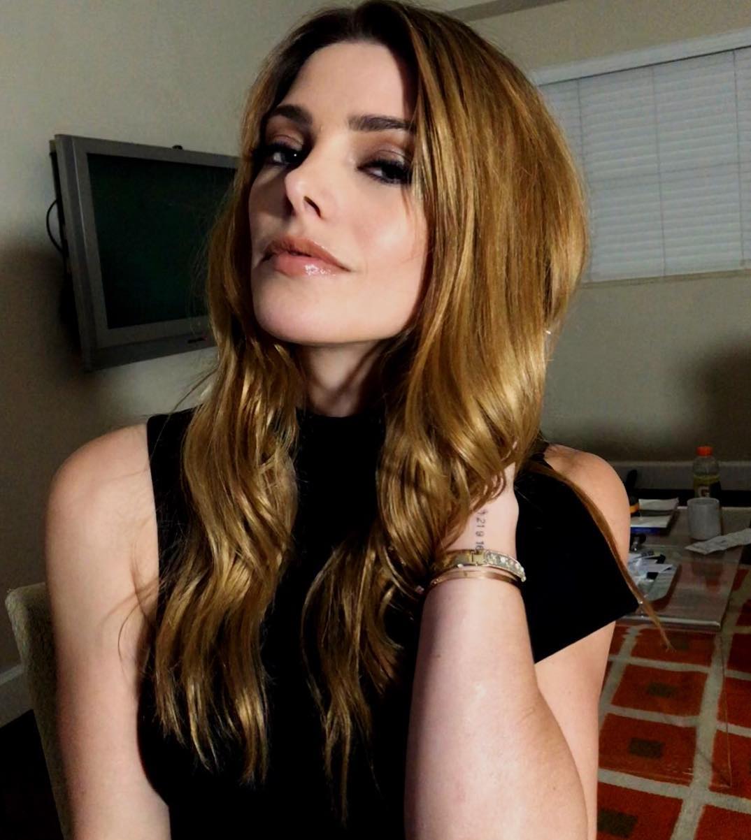 20 januari 2018: Serving! Beauty @ashleygreene. Such a beauty and an absolute pleasure to work with. I love a woman who loves makeup as much as I do. #Gorgeous!!!💄 Makeup: A soft pewter eye using @tomford and Ardell Lashes @ardellbeauty, and a nude lippie using @marcbeauty 💇‍♀️ Hair using @oribe @kenraprofessional @sergenormant Thank you! 🙏🏾 #ashleygreene #taryllatkins
taryllatkins.
.
.
.
.
#makeup #tomford #ardell #lashes #marcbeauty #oribe #hair #kenra #sergnormant #bts #makeupartist
