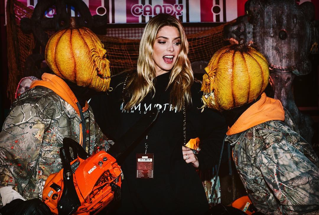 02 januari 2018: We hope you enjoyed your holiday season. #NewYearsDay has us looking at you - 2018 - and we want you to bring it! •
•
•
💀 @ashleygreene 💀
•
•
- TheMouth 
#WTZ #twnz #HalloweenHorrorNights #horror #slasher #killer #blood #guts #gore #death #chainsaw #RIP #duo #tagteam #pumpkin #deadmeat #endoftheline #killingspree #Halloween #UniversalStudiosHollywood #themepark #Helloween #creature #nightmare #newyear #newyearsresolution
