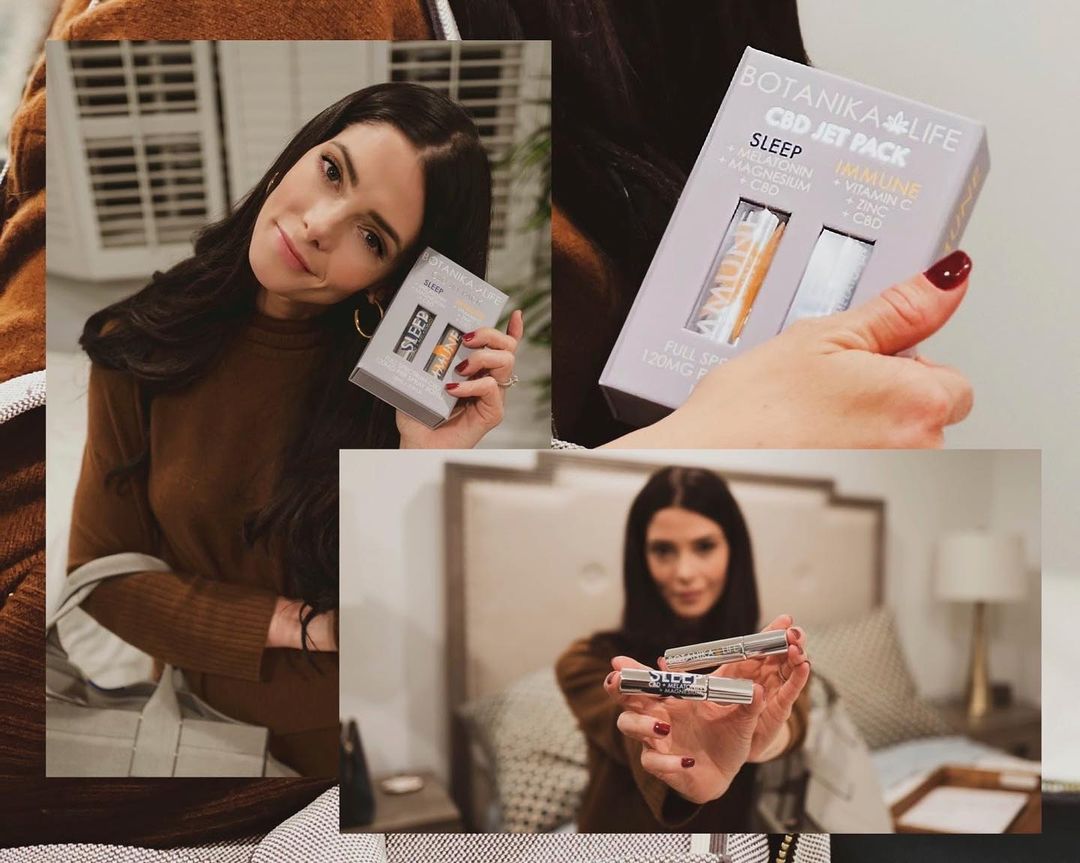 09 januari 2021: @ashleygreene and her newest travel buddy from @botanikalife ✈️ Travel smart this year with the CBD Jet Pack kit to boost your immunity & give you the best sleep! #HealthIsWealth #BotanikaLife #CBDWellness #CBDAwarenessMonth
